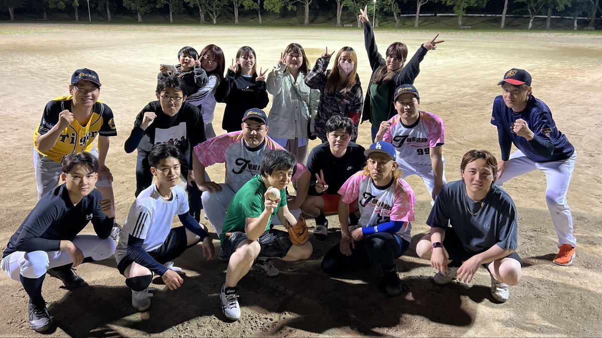 TOKAI_KOTAONAIR's tweet photo. 試合に伴い東海bearsの選手が不足しております😭😭

特にピッチャー２名とキャッチャー１名w

その他の守備も２名

・東海オンエアファンの皆さん
・野球経験者　ガチ勢
・愛知県の方
DM欲しいです🫰 https://t.co/CdB80B8HLU