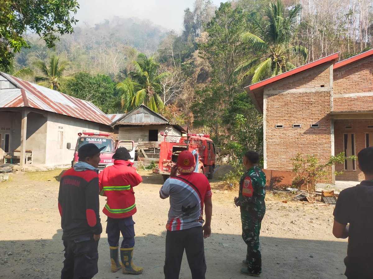 KODIM__1404_PRG's tweet photo. Gerak cepat TNI-Polri bersama petugas Pemadam Kebakaran (Damkar) dan masyarakat setempat berjibaku memadamkan api yang membakar lahan kebun jati milik warga di Dusun Indoapping, Desa Benteng Paremba, Kecamatan Lembang, Kabupaten Pinrang, Kamis (01/10/2026). https://t.co/dKrmJVgVIl