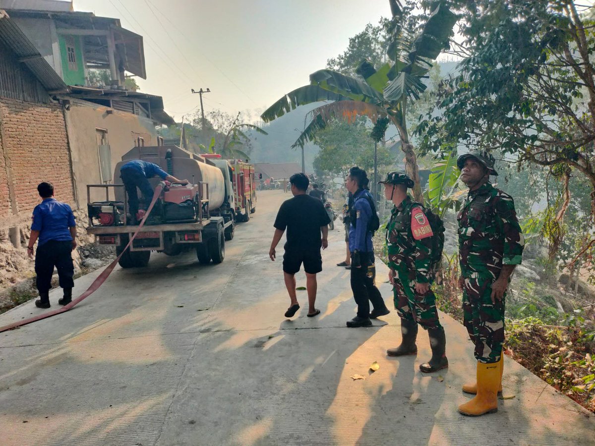 KODIM__1404_PRG's tweet photo. Gerak cepat TNI-Polri bersama petugas Pemadam Kebakaran (Damkar) dan masyarakat setempat berjibaku memadamkan api yang membakar lahan kebun jati milik warga di Dusun Indoapping, Desa Benteng Paremba, Kecamatan Lembang, Kabupaten Pinrang, Kamis (01/10/2026). https://t.co/dKrmJVgVIl