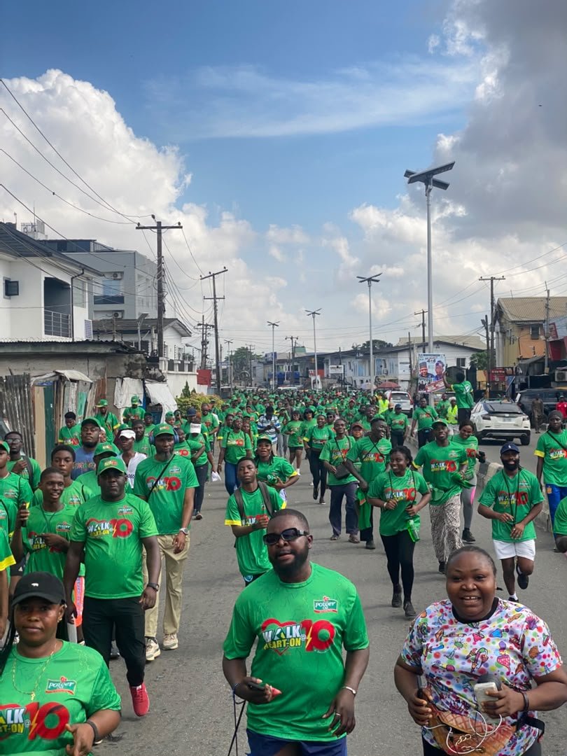 ayoleyi123's tweet photo. Everyone is just moving together and the vibe is beautiful. This is what community looks like. ❤️ #WalkHeartOnat10 https://t.co/eGnSvePpkv