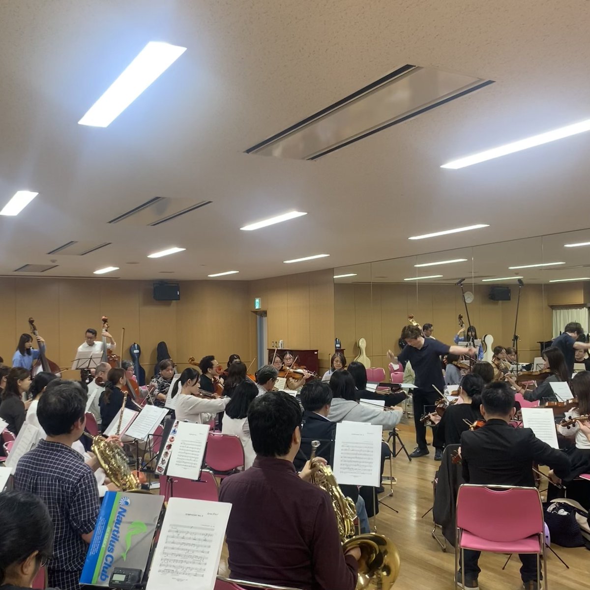 snso1966's tweet photo. こんにちは🍎今週は小山貴之先生の指揮でプロコフィエフ5番の初tuttiでした♪分奏を経て久々に全員で音を重ねる時間がとても楽しかったです😊
フレーズの頂点を揃える意識についてご指導いただき、集中して音と向き合いました！学びの多いあっという間の練習でした✨ #新日響 https://t.co/l8NagIC4gw