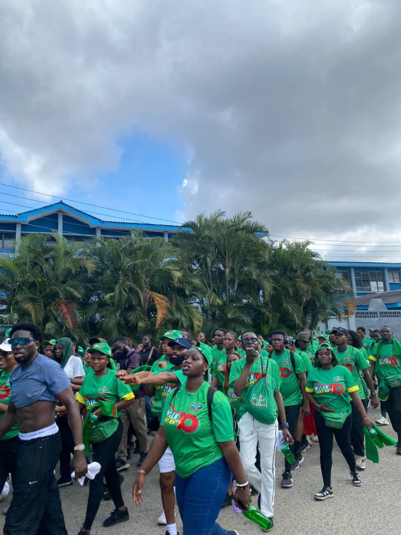 ayoleyi123's tweet photo. Everyone is just moving together and the vibe is beautiful. This is what community looks like. ❤️ #WalkHeartOnat10 https://t.co/eGnSvePpkv