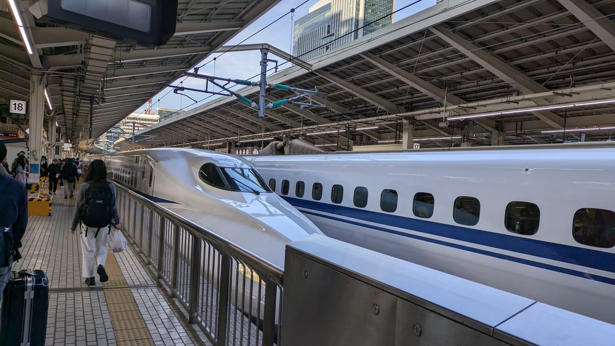 mana_kanae's tweet photo. 東海道新幹線開業の日（67周年）
いつも西日本方面への旅に重宝しています
先人たちが日本の景色を列車から見られるように設計してくれたおかげで東海道新幹線区間は車窓が飽きません　>RP https://t.co/9z6Ml9gWVU
