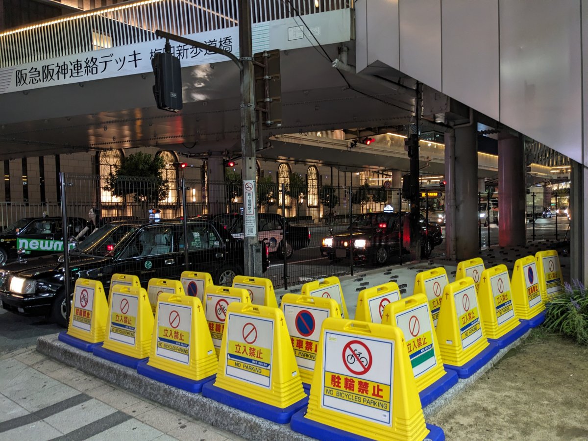 aomurasaki_ll's tweet photo. JR大阪駅御堂筋口の排除アート

大阪市は車道側にフェンスを設置しました。もう何をしたいのかよく分かりません。🌻 https://t.co/ZSca8Qyp4h