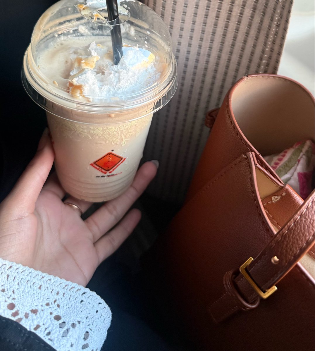 f2llp_'s tweet photo. اول ما أعطاني قال لي روقي عليها وانتي رايحه دوامك احسن من السوداء (v60)
المهم مؤثر للغايه مره😢😔دموعي سابقاتي https://t.co/mNXPxVuKaQ