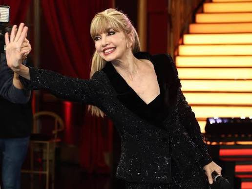 Cinguetterai's tweet photo. Milly Carlucci sulla nuova giuria di #BallandoConLeStelle: “Nessuno sostituisce nessuno.
Ringrazio tutti coloro che non sono qui, cominciando da Fabio Canino e Selvaggia Lucarelli. Ognuno ha scelto strade diverse e noi abbiamo rimescolato le carte per creare un film diverso” https://t.co/lWGrUQXlsb