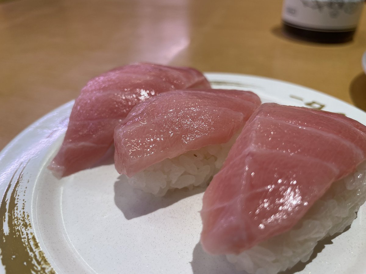 cyber_panda88's tweet photo. お祝い🥂の🍣！
なんたってネコちゃんだからね https://t.co/vjs6p6G2pq