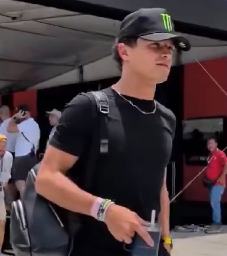 lnfourss's tweet photo. me noticing his arms in every single video now 🫪 https://t.co/AMJSP7cOwu