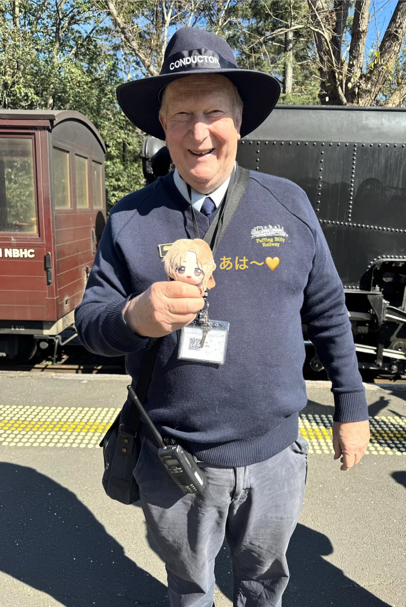 AfcHinana0317's tweet photo. メルボルン遠征🇦🇺から1ヶ月経ったらしい！はやい！

個人的に気に入ってるのはこの写真↓
蒸気機関車の車掌さんと雛菜のツーショット🐣🌱

結構ギュッと握られてるのがジワるw（許可◎） https://t.co/802qROpKyW