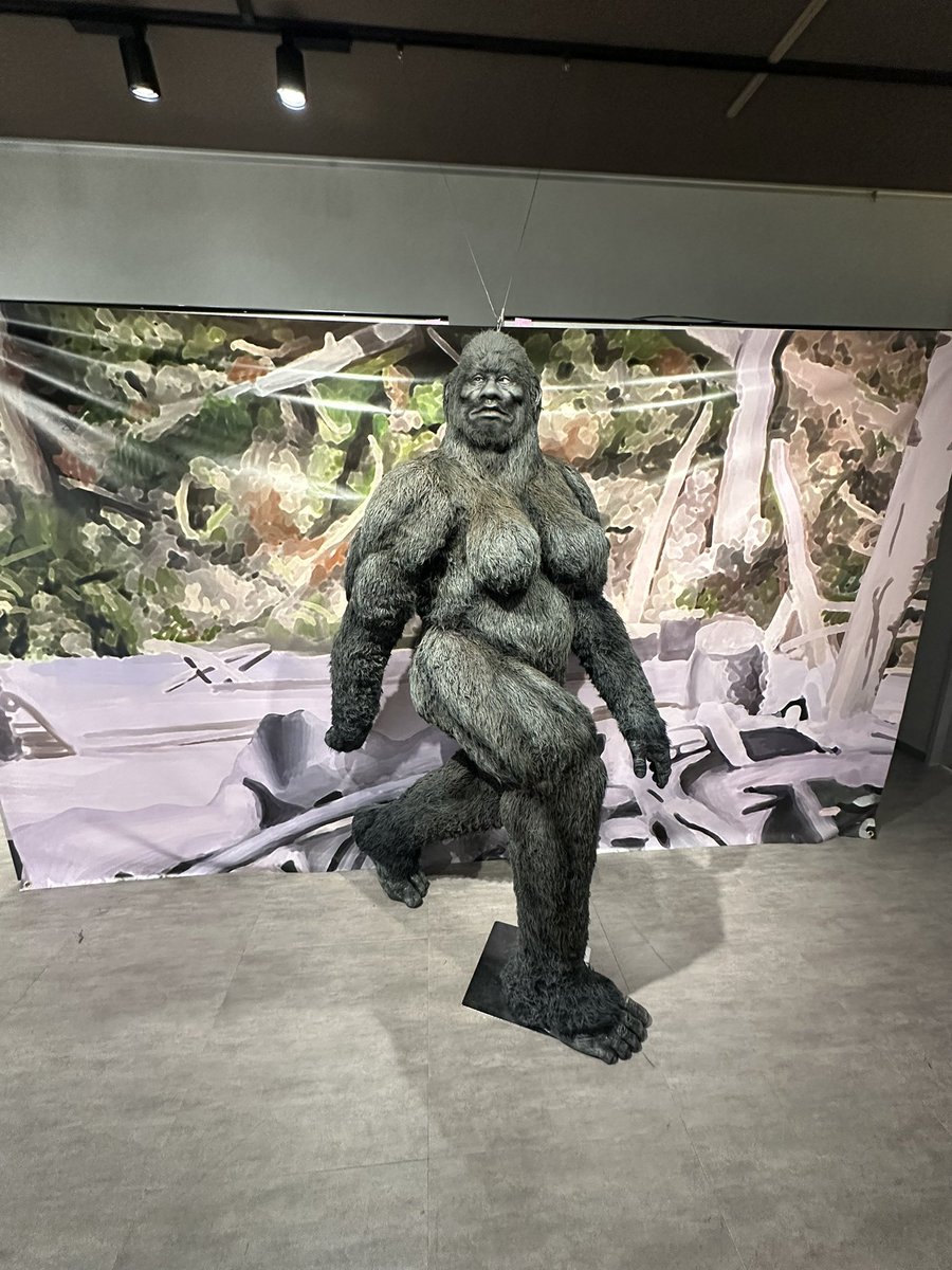 yoshidakazuto's tweet photo. 北千住のマルイで行われている、未確認生物（UMA）展へ行ってきました！

大好きな中沢先生の展覧会、様々な情報はもちろん、沢山の顔はめパネル、ネッシーやビッグフットなど迫力あるUMAの巨大な造形も🦕！
UMA好きはもちろん、未確認生物の世界を知らない人も興味がもてる内容になっていると感じました😺
貴重な河伯（かっぱ）の展示もあり、猛々は大興奮🥒！

こちら今週末１０月４日の日曜日まで開催です。
めちゃくちゃ面白いので皆さんも是非足を運んでくださいね😸！

https://t.co/IesZ8uDkNV