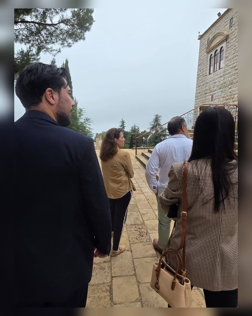 EmbaMexLb's tweet photo. El Embajador de México en Líbano, Francisco Romero Bock, visitó Bikfaya-Al Mhaydseh donde recorrió el municipio, el Gran Serail, la biblioteca, entre otros espacios, y compartió un momento especial con la comunidad durante un concurso infantil de papalotes. 🪁

🇲🇽🇱🇧 https://t.co/OMkdFHDsGi