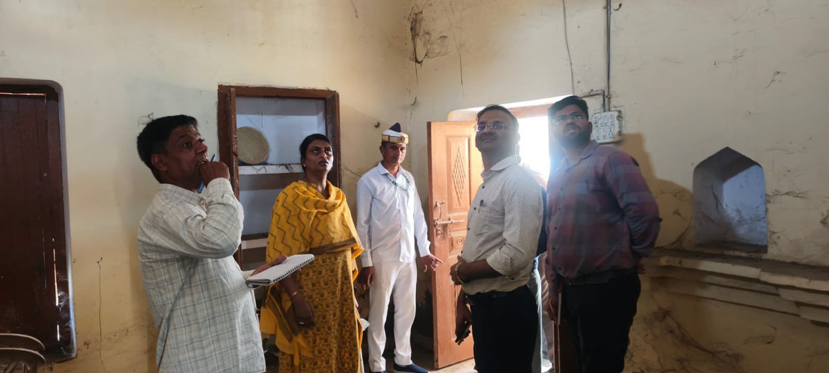 DM_Etah's tweet photo. ग्राम पंचायत मलावन के सचिवालय का निरीक्षण कर व्यवस्थाओं, अभिलेखों एवं जनसुविधाओं का जायजा लिया गया। संबंधित अधिकारियों को ग्राम पंचायत स्तर पर संचालित सेवाओं को प्रभावी, पारदर्शी एवं सुचारु बनाए रखने हेतु आवश्यक दिशा-निर्देश दिए गए।
@CMOfficeUP @CommissionerAligarh @InfoDeptUP https://t.co/iV1G4ty0RA