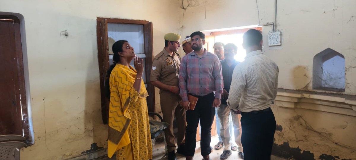 DM_Etah's tweet photo. ग्राम पंचायत मलावन के सचिवालय का निरीक्षण कर व्यवस्थाओं, अभिलेखों एवं जनसुविधाओं का जायजा लिया गया। संबंधित अधिकारियों को ग्राम पंचायत स्तर पर संचालित सेवाओं को प्रभावी, पारदर्शी एवं सुचारु बनाए रखने हेतु आवश्यक दिशा-निर्देश दिए गए।
@CMOfficeUP @CommissionerAligarh @InfoDeptUP https://t.co/iV1G4ty0RA