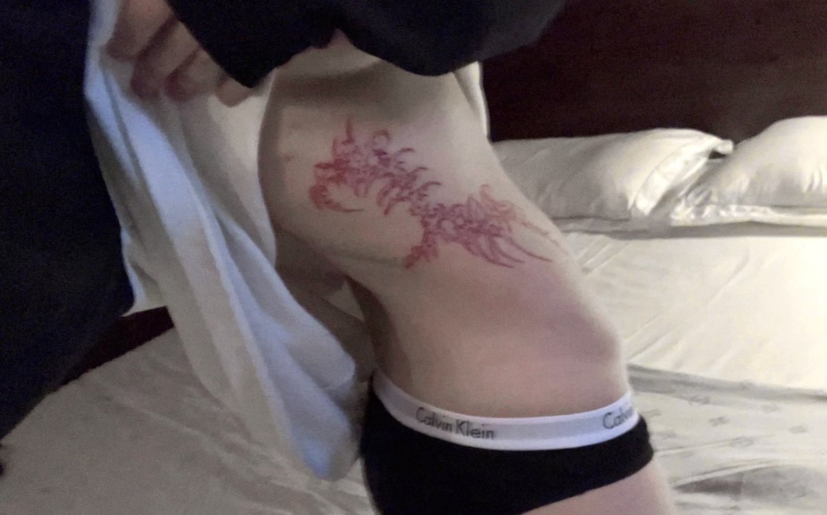 ihateoverdose's tweet photo. （it tattoo） https://t.co/dySQQJnW5a