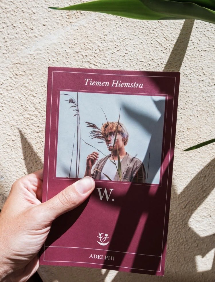 GiCivi's tweet photo. “Un libro sull’assenza”, così Tiemen Hiemstra, classe ’91 (che si ispira a Julio Cortázar e J. D. Salinger), definisce il suo romanzo d’esordio “W.”, al centro mette la scomparsa di un ventenne e l’effetto che ha sui suoi migliori amici, Olaf e Hilde https://t.co/568xh1VC4K https://t.co/R6m6qcjB4D