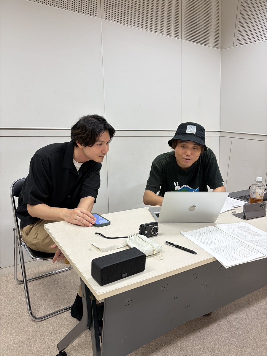 hrm_sdp's tweet photo. 10月が、来た！！！

音響映像オペうっちょ@Ura_CCHO_daichi 
当日制作かめちゃん@hirofumi_kame 
と共に稽古。

人に見られてると、、緊張する、、 https://t.co/OpAKMquTWV
