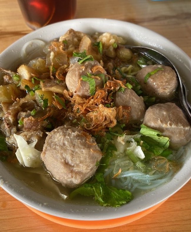 hopefulhob's tweet photo. kalo buat makan siang, kalian pilih bakso atau batagor? 🧐

aku: baksoooo 🤤🤤 https://t.co/eLkfx2vUPT