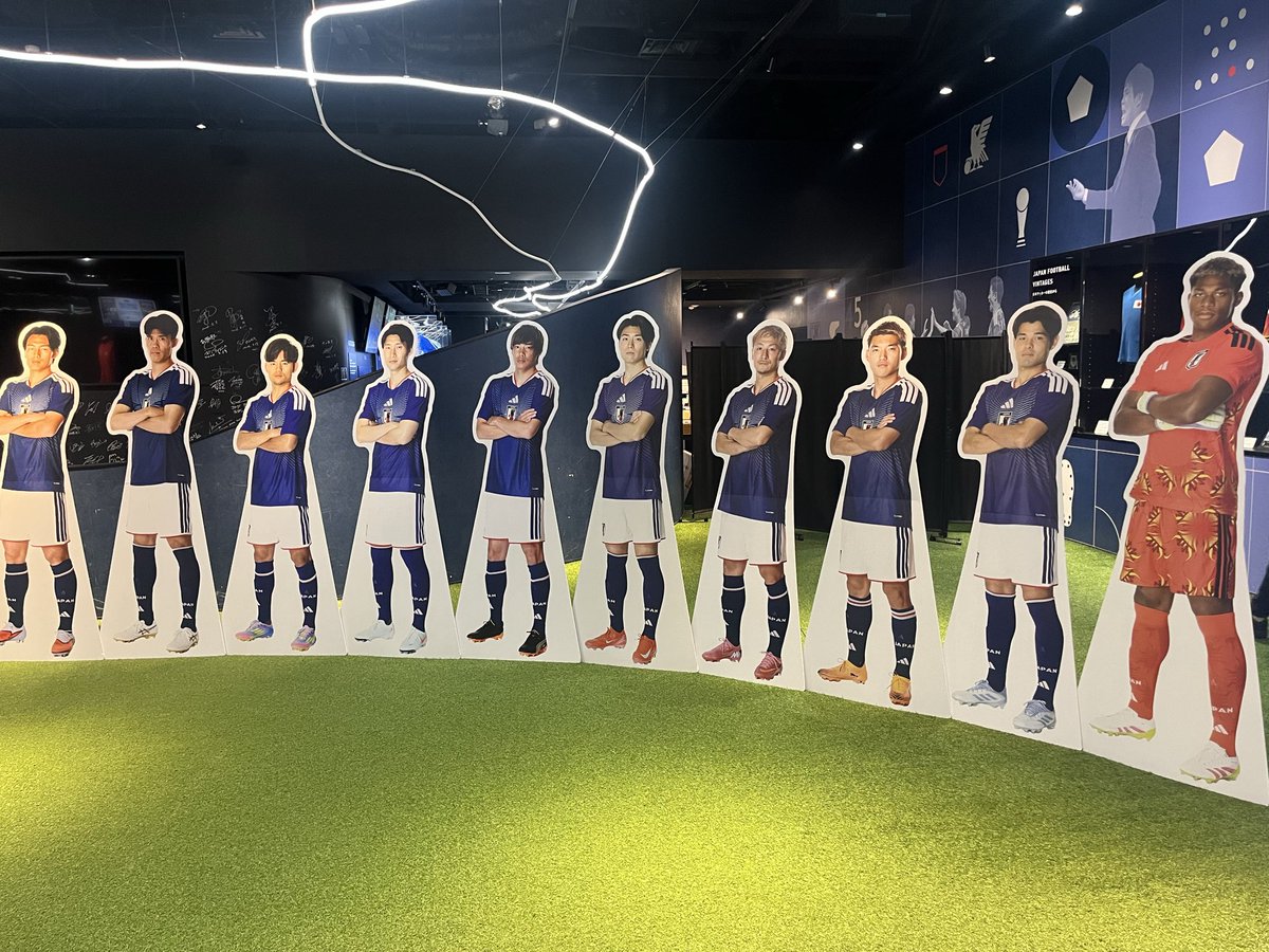 keiyb0518's tweet photo. 前半終了⚽️
鈴木啓太さんの楽しい試合解説を聞きながらすぐ横には選手の等身大パネルも。
大画面は臨場感あってサッカー観戦がさらに楽しめます🥰
#サッカー日本代表 https://t.co/nCGOwHWhtX