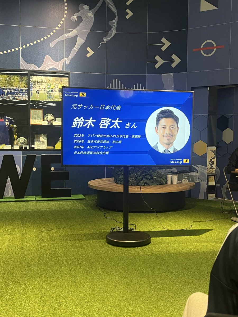 keiyb0518's tweet photo. 前半終了⚽️
鈴木啓太さんの楽しい試合解説を聞きながらすぐ横には選手の等身大パネルも。
大画面は臨場感あってサッカー観戦がさらに楽しめます🥰
#サッカー日本代表 https://t.co/nCGOwHWhtX