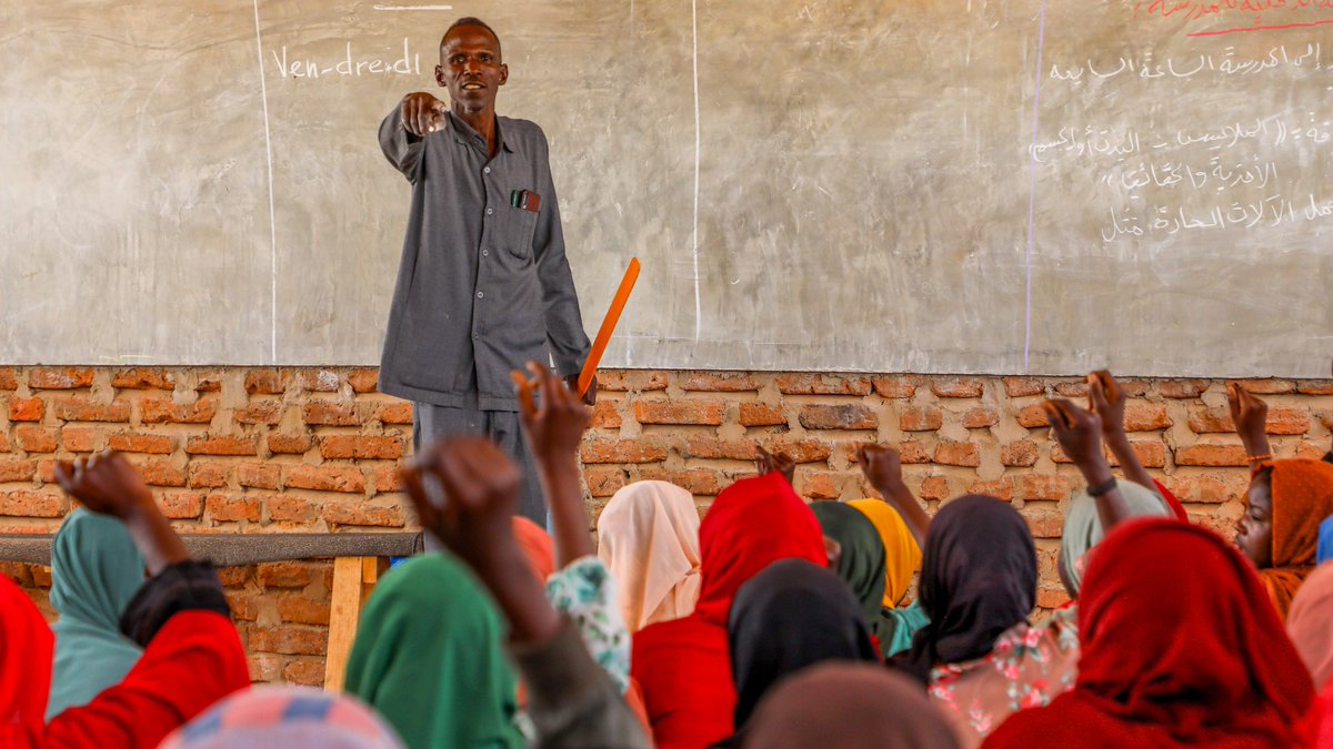 WFP_Chad's tweet photo. Aujourd’hui c’est la grande rentrée scolaire 2026-2027 !
Le PAM, à travers les cantines scolaires, fournira chaque jour à plus de 315 000 élèves des repas chauds et nutritifs dans plus de 460 écoles.

Les assiettes seront garnies de céréales et de légumes cultivés et récoltés par les communautés locales, créant un cercle vertueux qui soutient les petits producteurs tout en offrant aux élèves une alimentation saine et nutritive. L’an dernier, plus de 1 250 tonnes de produits locaux ont ainsi été achetées auprès de producteurs locaux. 

Merci au gouvernement du Tchad et à nos généreux donateurs qui rendent cette initiative possible. @francediplo @FranceauTchad, @MofaJapan_en  @CanadaDev @BMZ_Bund  @NorwayUN  @GPforEducation, @EduCannotWait, @Ch_JesusChrist, @Ulkoministerio.