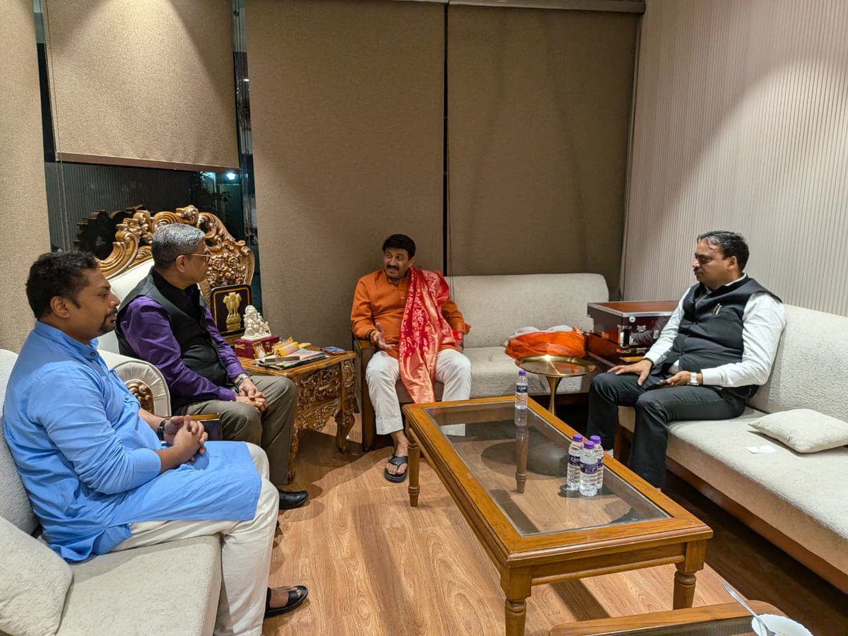 DCPCR's tweet photo. A constructive meeting between DCPCR Chairperson @opvyas11  , Members @KundanKanskar  and Rahul Gautam with @ManojTiwariMP, focusing on child welfare, protection, and rights. A meaningful exchange towards creating a safer and more inclusive environment for every child.
@CMODelhi https://t.co/Dc3CoBAwat