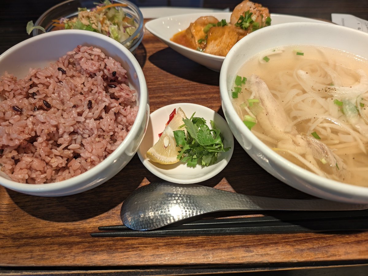 hmhm1869's tweet photo. 昨日は御朱印貰いに行って、気になってた🇻🇳料理屋さんに行ってきた！
めちゃうまだったから、今度は飲みに行こうかな。
ﾉｷﾞ邸の水師営の棗の孫の樹に棗がなってて感慨深かった。
私棗好きなんだよね。日本でも実がなるんだね、 https://t.co/k8dr31Cfcs