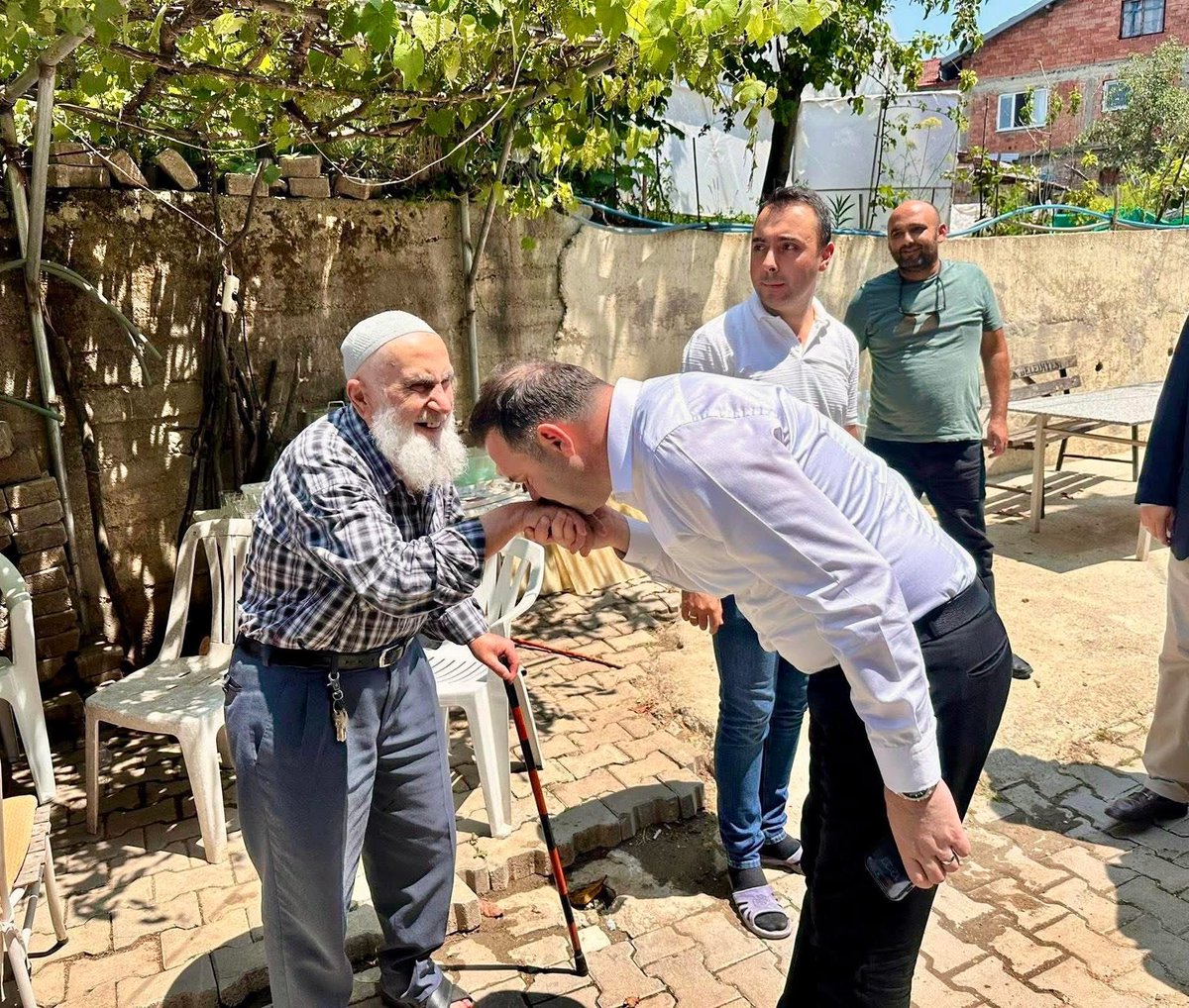 mcaglayan9's tweet photo. Hayat tecrübeleri, öğütleri ve dualarıyla yolumuzu aydınlatan kıymetli büyüklerimiz, en değerli hazinelerimizdir.

Başımızın tacı tüm büyüklerimize sağlık, huzur ve hayırlı ömürler diliyor; 1 Ekim Dünya Yaşlılar Günü’nü en kalbi duygularımla kutluyorum.

@RTErdogan 
@Akparti 
@abuyukgumus 
@mchtylmz 
@selmanaltasordu