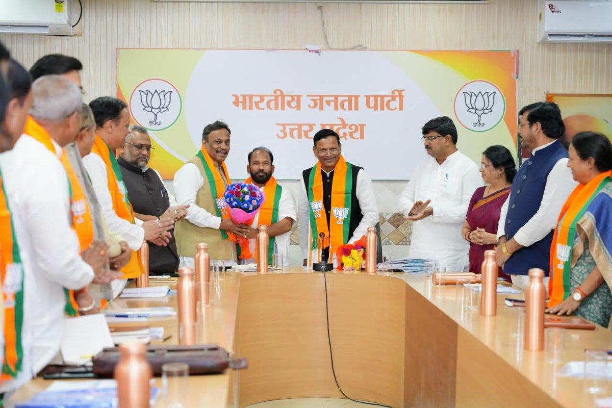 TawdeVinod's tweet photo. लखनऊ स्थित उत्तर प्रदेश भाजपा कार्यालय में प्रदेश सह प्रभारियों के साथ संगठनात्मक बैठक कर आगामी कार्यक्रमों का नियोजन किया गया। इस अवसर पर सभी क्षेत्रीय अध्यक्ष एवं क्षेत्रीय प्रभारी मौजूद रहे।

@BJP4UP https://t.co/oOpBrBXpyq