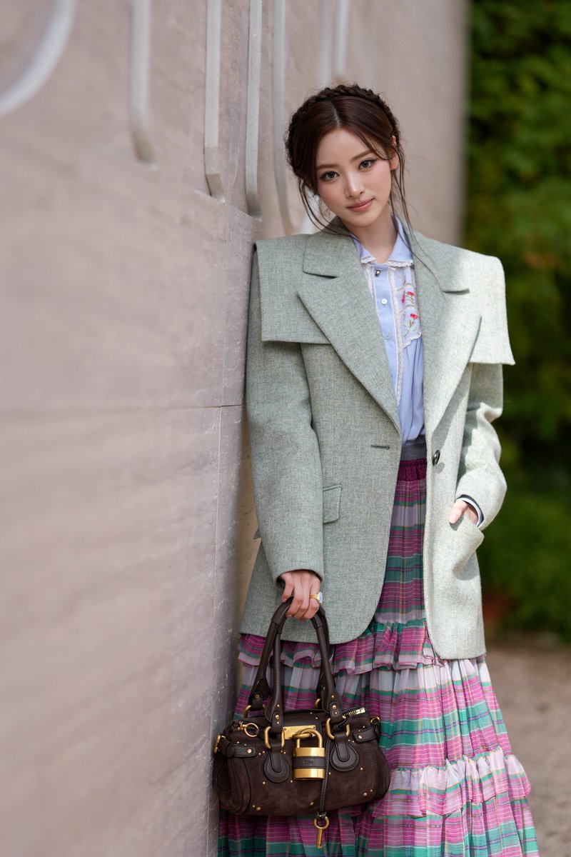ellejapan's tweet photo. 【2027春夏パリフロントロウ速報】#MEOVV #アンナ さんが「クロエ」に来場。 

▼記事はこちら
https://t.co/5Oz5beNgUL

#ANNAxCHLOÉ #ANNA #안나 https://t.co/AF9h5DJcdw