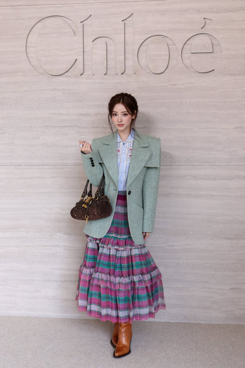 ellejapan's tweet photo. 【2027春夏パリフロントロウ速報】#MEOVV #アンナ さんが「クロエ」に来場。 

▼記事はこちら
https://t.co/5Oz5beNgUL

#ANNAxCHLOÉ #ANNA #안나 https://t.co/AF9h5DJcdw