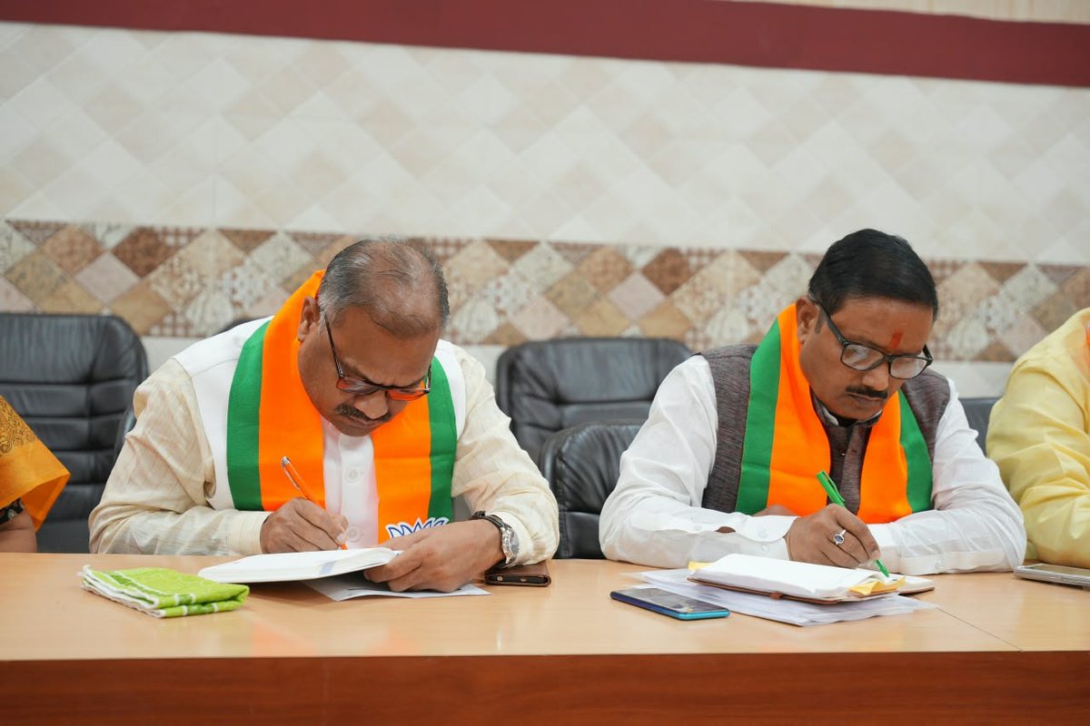 TawdeVinod's tweet photo. लखनऊ स्थित उत्तर प्रदेश भाजपा कार्यालय में प्रदेश सह प्रभारियों के साथ संगठनात्मक बैठक कर आगामी कार्यक्रमों का नियोजन किया गया। इस अवसर पर सभी क्षेत्रीय अध्यक्ष एवं क्षेत्रीय प्रभारी मौजूद रहे।

@BJP4UP https://t.co/oOpBrBXpyq