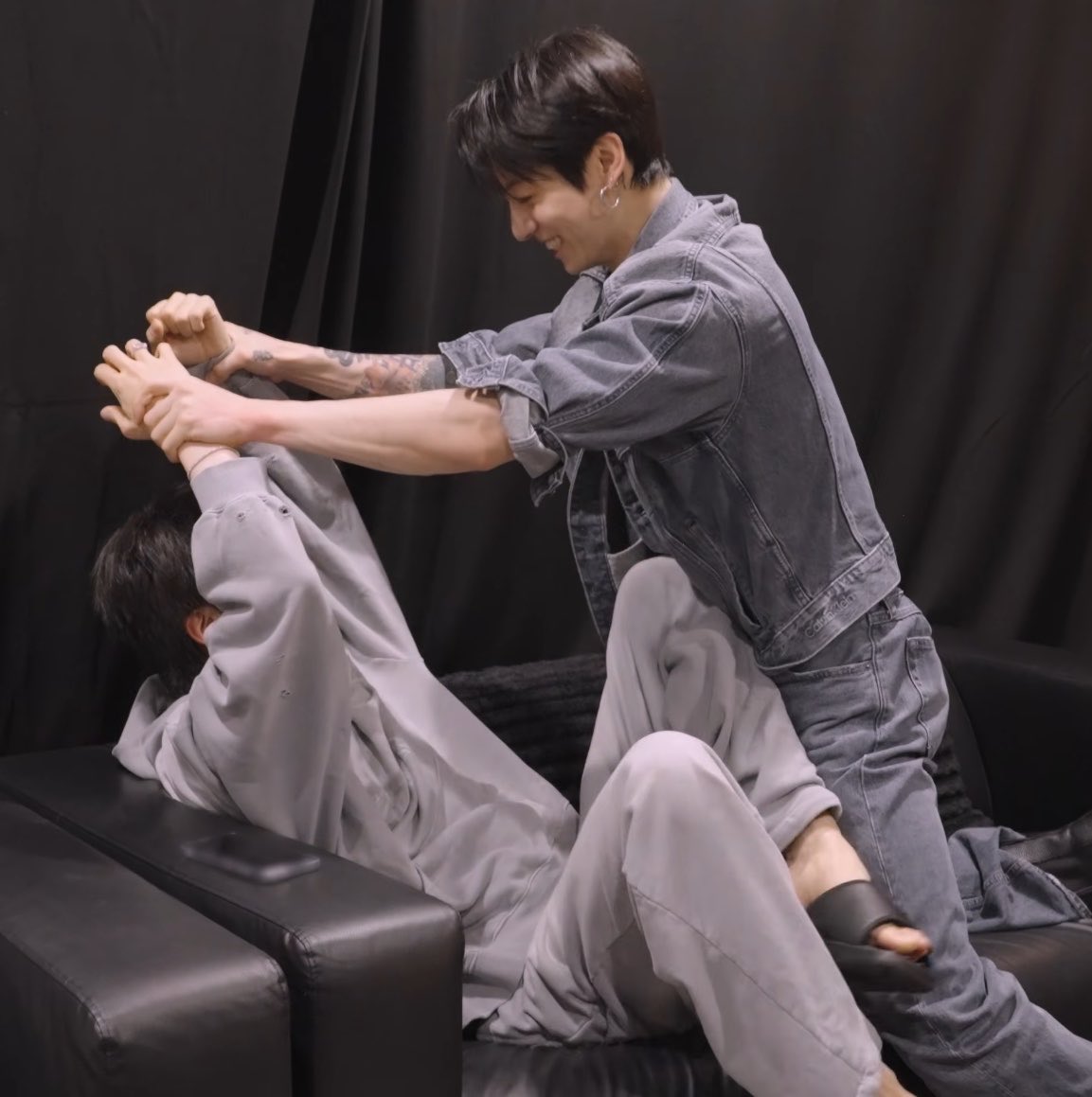 taekook_0613_'s tweet photo. 仲良すぎて嫉妬する😇離れ離れだった3年間一体どうやって耐え抜いたの https://t.co/QVKFam8MNJ
