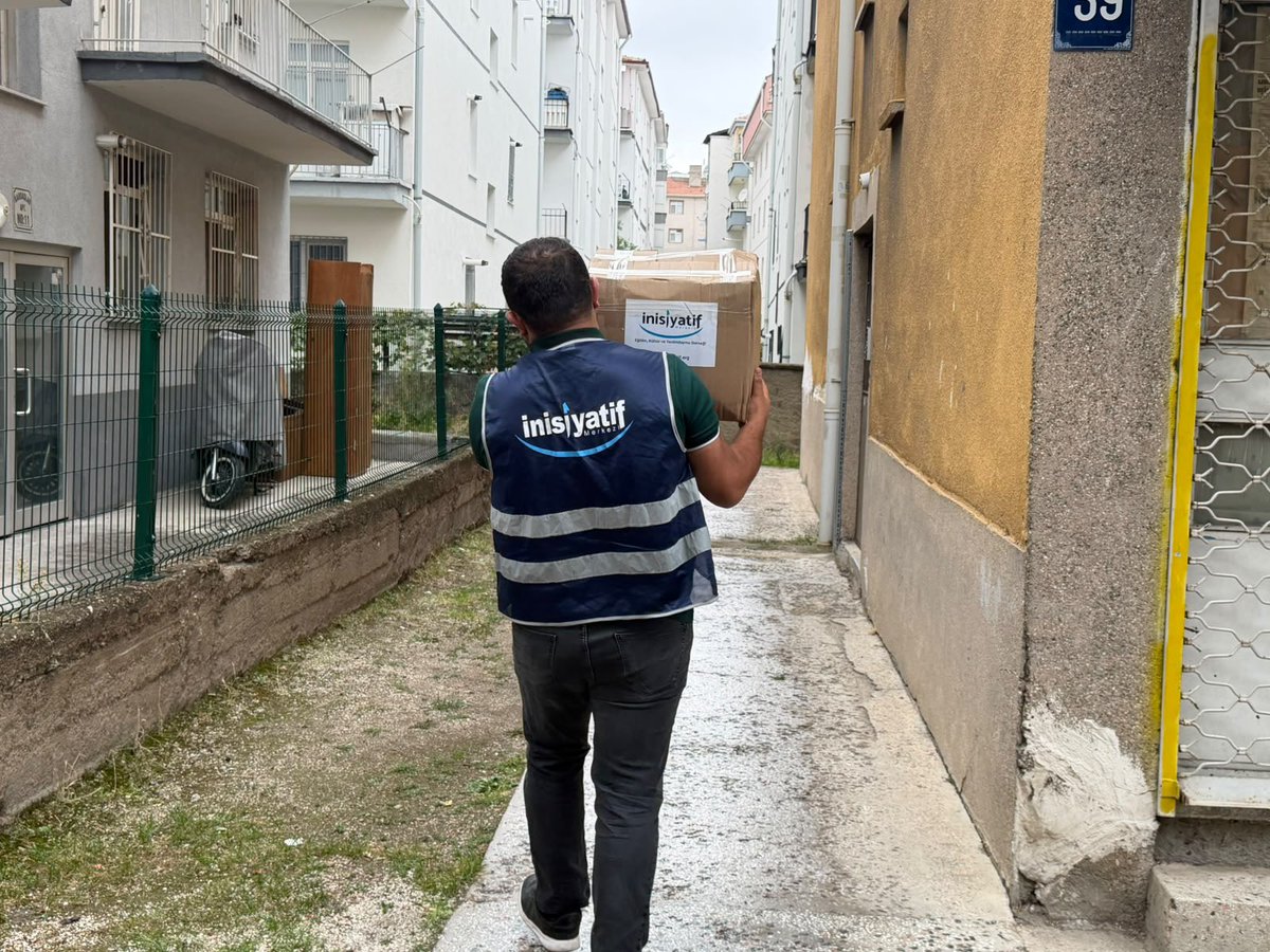 inisiyatifmerkz's tweet photo. Derneğimizden yardım talebinde bulunan ihtiyaç sahibi ailemizin gıda kolisini teslim ettik.

Türk Yurdu’nda, kimse kendini kimsesiz hissetmesin diye,
#BizVarız… https://t.co/DxDW2ssJsc
