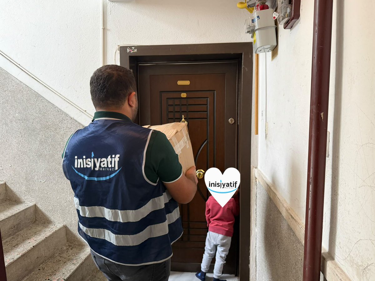 inisiyatifmerkz's tweet photo. Derneğimizden yardım talebinde bulunan ihtiyaç sahibi ailemizin gıda kolisini teslim ettik.

Türk Yurdu’nda, kimse kendini kimsesiz hissetmesin diye,
#BizVarız… https://t.co/DxDW2ssJsc