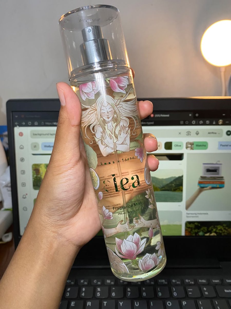 milleyaa_'s tweet photo. lagi suka banget sama wangi yang fresh, clean, dan nggak bikin eneg 🫧🌷

HMNS x Tsana Elea Fragrance Mist ini wanginya cocok banget buat daily use— bisa di combo sama body oil biar tambah awet wanginya🤍 
🖇️https://t.co/ied7WaYupP https://t.co/elb4MESO6e