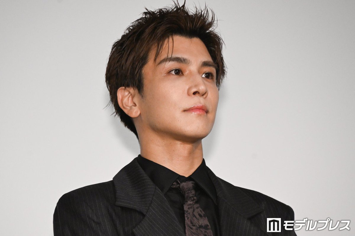 modelpress's tweet photo. 三代目JSB岩田剛典、全編英語セリフに
「すごくチャレンジでした」💭

小栗旬の上司役に驚き「僕上司いけますか？」
https://t.co/MESMiuxBpT

普段から英語が流暢なイメージがあると司会者から投げかけられた岩田は「いやいや、全然そんなことなくて！」と謙虚な姿勢を見せ、「本当に必死で食らいつく撮影だった」と振り返った。

映画「バッド・ルーテナント：トウキョウ」
TOKYOプレミア舞台挨拶🎞️

@blt_movie_jp @T_IWATA_EX_3JSB