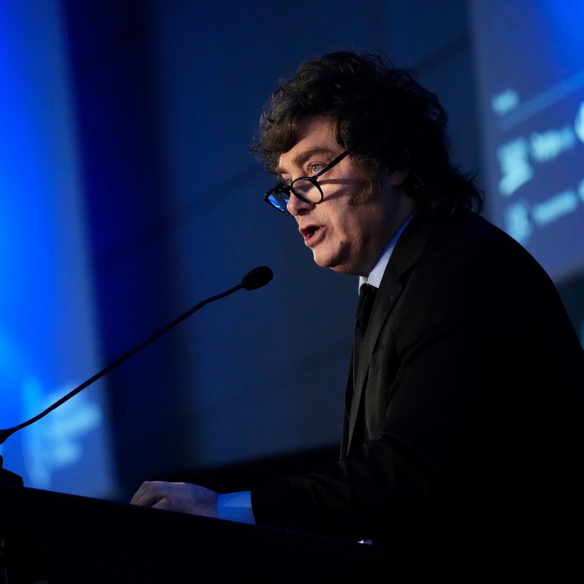 clarincom's tweet photo. MILEI: “DEDICAMOS TODO ESTE AÑO A PREPARAR UN BAZUKA DE DÓLARES”
Javier Milei afirmó ante inversores en la Semana Argentina en París que el Gobierno se preparó durante el año con una “bazuca de dólares” de cara a las elecciones de 2027. Según detalló, ese respaldo incluye US $20.000 millones comprados desde las elecciones de 2025, US $20.000 millones del swap con Estados Unidos y otros US $20.000 millones del swap con China; además, mencionó otros US $15.000 millones.
El Presidente también presentó a la Argentina como un proveedor confiable de energía, agro y minerales para Europa, mientras Luis Caputo remarcó que el equipo económico trabaja para anticiparse a eventuales movimientos de dolarización y volatilidad cambiaria. Ambos buscaron transmitir previsibilidad a los inversores y destacar las oportunidades de inversión que ofrece el país.
Testimonios
“Dedicamos todo este año a adelantarnos y a prepararnos una bazuca de dólares”— Javier Milei.
“En la Argentina los períodos electorales son temporadas de maniobras desestabilizadoras”— Javier Milei.
“Estamos bien armados para enfrentar a todos los intentos desestabilizadores y golpistas”— Javier Milei.
“Vengo a transmitirles que la Argentina puede ofrecer energía abundante”.
— Javier Milei
“Durante estos últimos años Europa aprendió lo costoso que es depender de proveedores poco confiables. Por eso, hoy vengo aquí a transmitirles que Argentina puede y podrá ofrecerles energía abundante desde una región pacífica, alineada con los valores de occidente y lejos de cualquier tipo de conflicto”— Javier Milei.
“El principal riesgo no es la elección ni el mercado cambiario, sino perder la oportunidad”.
— Luis Caputo
(+) en Clarín: https://t.co/jGQaUdIhQR