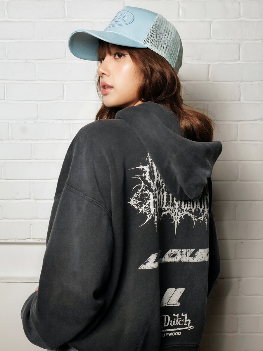 elifmltq87279's tweet photo. Lisa with 4k merch https://t.co/Giu5t6cPhj