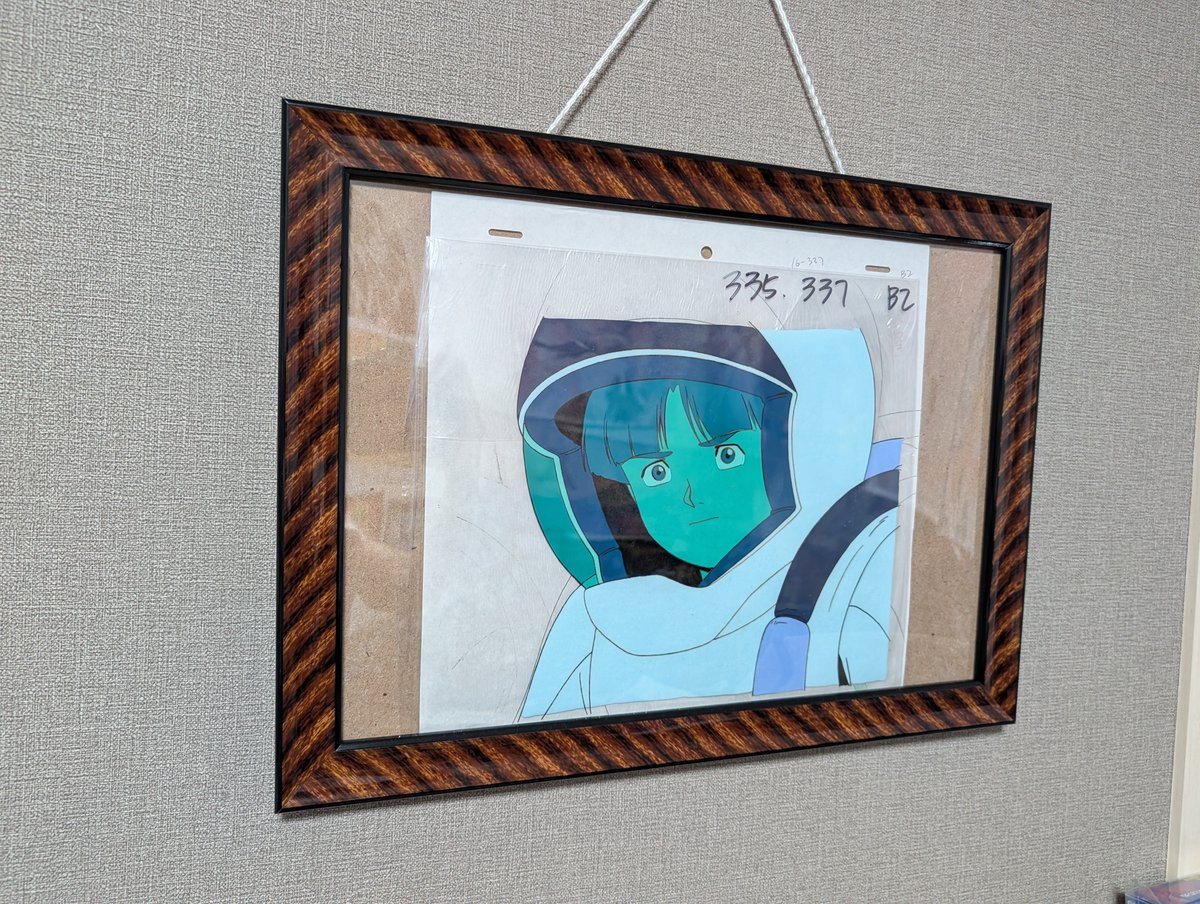 4649563's tweet photo. そういえば自宅にウッソくんのセル画と1993年のVガンダムのポスター飾ってます。運営さん愛が伝わりました？まだ諦めてないのでよろしくお願いしますね！ね？ https://t.co/bfw6P3gHR2
