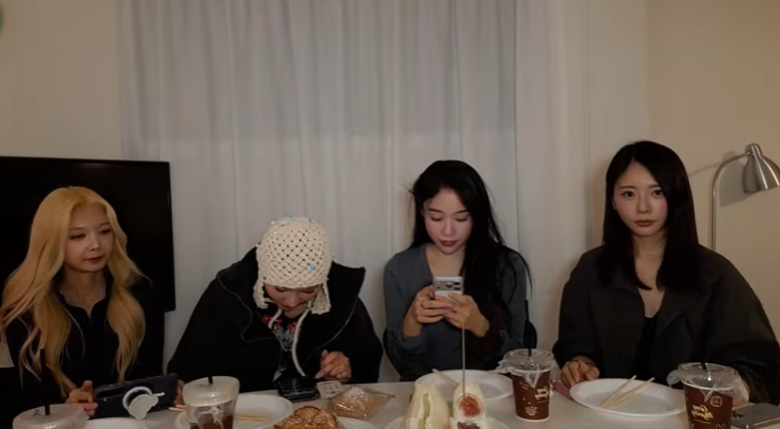 insomnicsy's tweet photo. #DREAMCATCHER JIU SIYEON DAMI &amp; SEOYUL (GAHYUN) ARE LIVE NOW 🗣️🗣️🗣️🗣️

🔗https://t.co/z9RLnjxa6k https://t.co/so4mmIwMXS