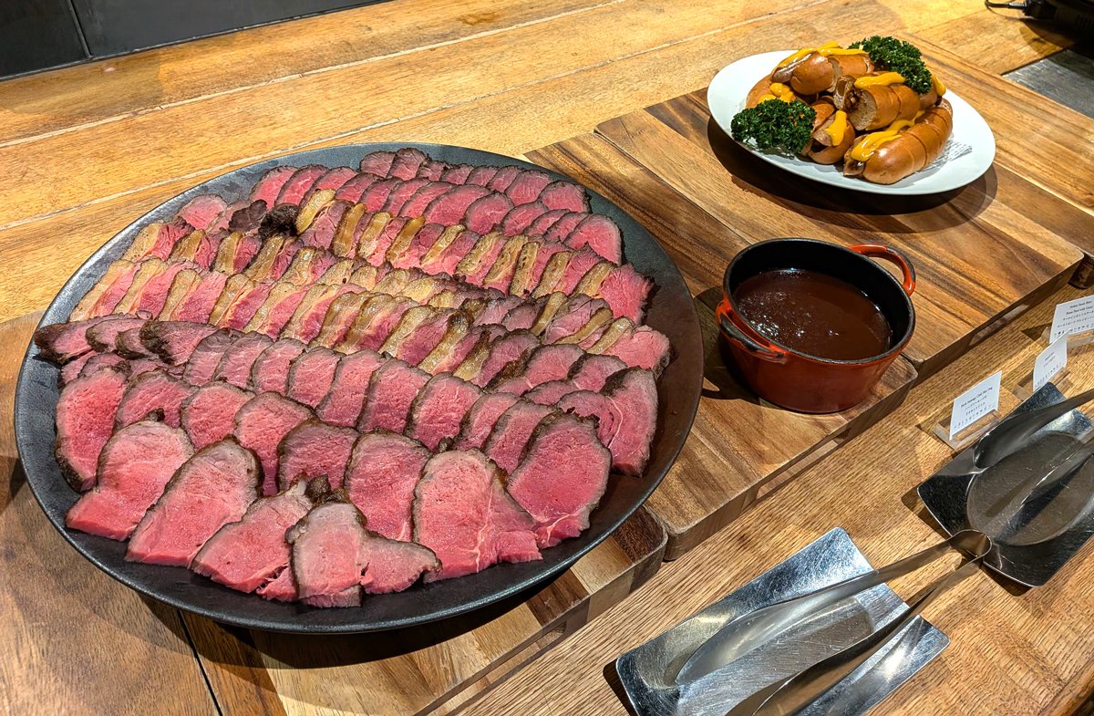 e_seikatsu's tweet photo. 【2027年度新卒】内定者懇親会を開催しました🎉

内定式に続き、夕方からは会場を移して立食スタイルの「内定者懇親会」を開催しました！

内定者に加えて社員も参加し、乾杯の挨拶とともにスタート。
社員や内定者からの自己紹介タイムでは、仕事の話からプライベートな趣味の話まで飛び出し、終始笑い声の絶えない時間となりました！

歓談タイムでも会話がはずみ、お互いの人柄や社内の雰囲気を深く知ってもらえるいい機会になったと思います✨

残りの学生生活も存分に楽しんで、元気に春を迎えてくださいね🌸

#内定者懇親会 #懇親会 #27卒 #新卒採用 #社内イベント #社員交流 #採用担当 #いい生活 #不動産SaaSのいい生活