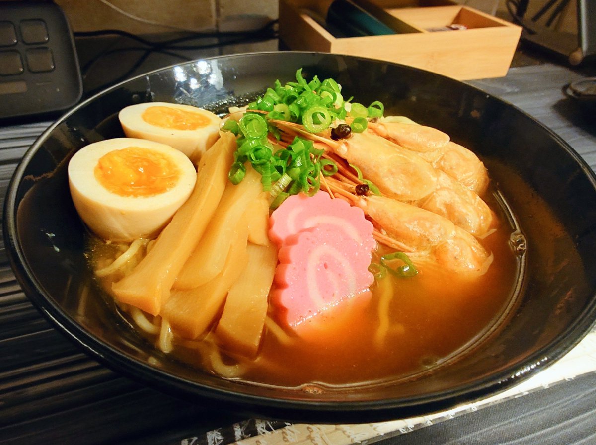 Elu_105's tweet photo. へいっ！お待ち‼️
える特製 海老味噌ラーメンですっ🍜🍥
海老の濃厚スープ🦐と麺が絡んで最高っすよ👍❤
久しぶりにラーメン作った〜 https://t.co/hpo8TLmv9T
