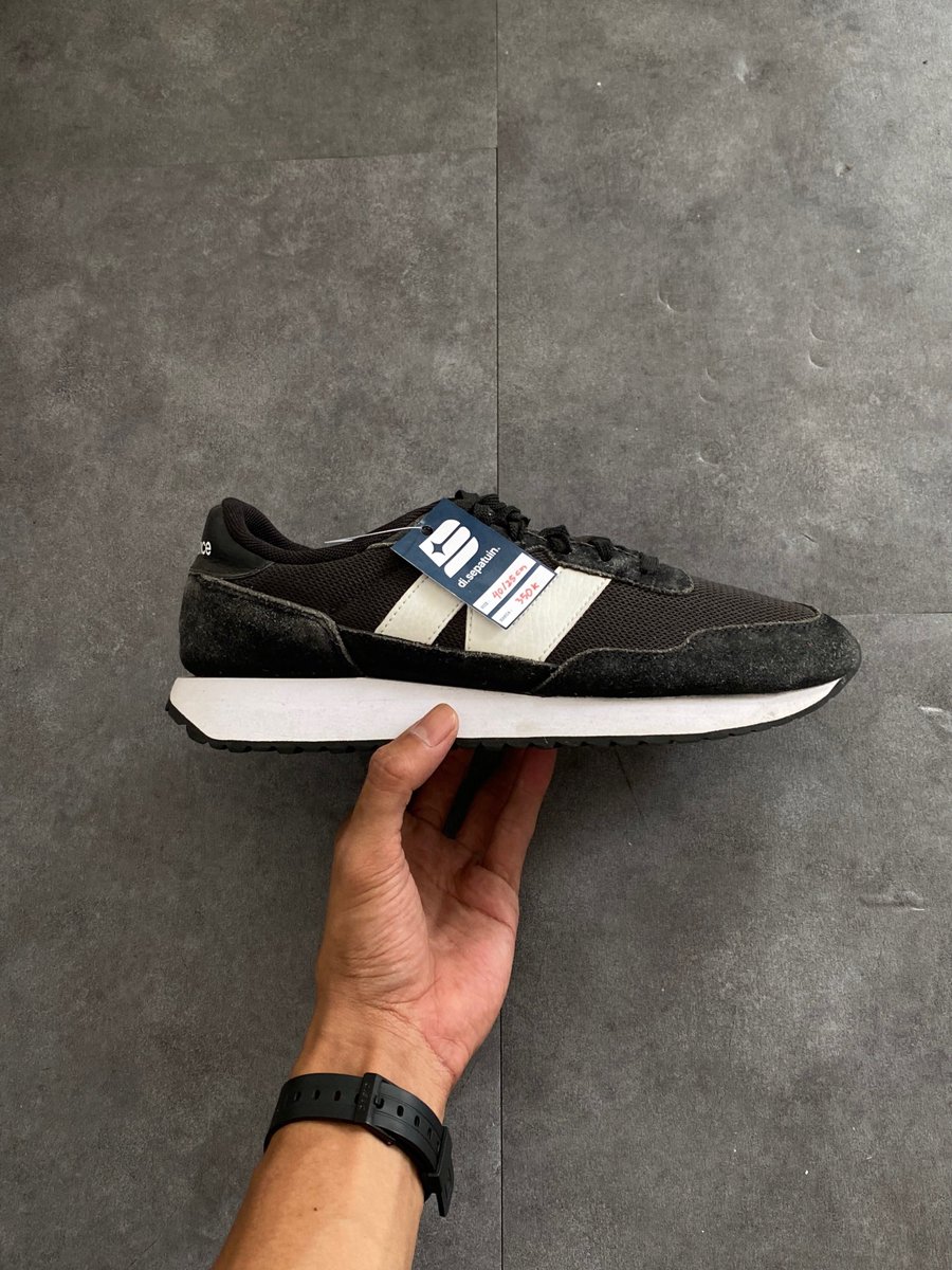pickesyxv's tweet photo. New Balance 237 Black White
Ori second
Size 40 / 25 cm (only size)
Price 350k

serius sung DM aja!
bisa rekber oren📦
#wts #wtb #sepatu https://t.co/rRYEYNCsQ0