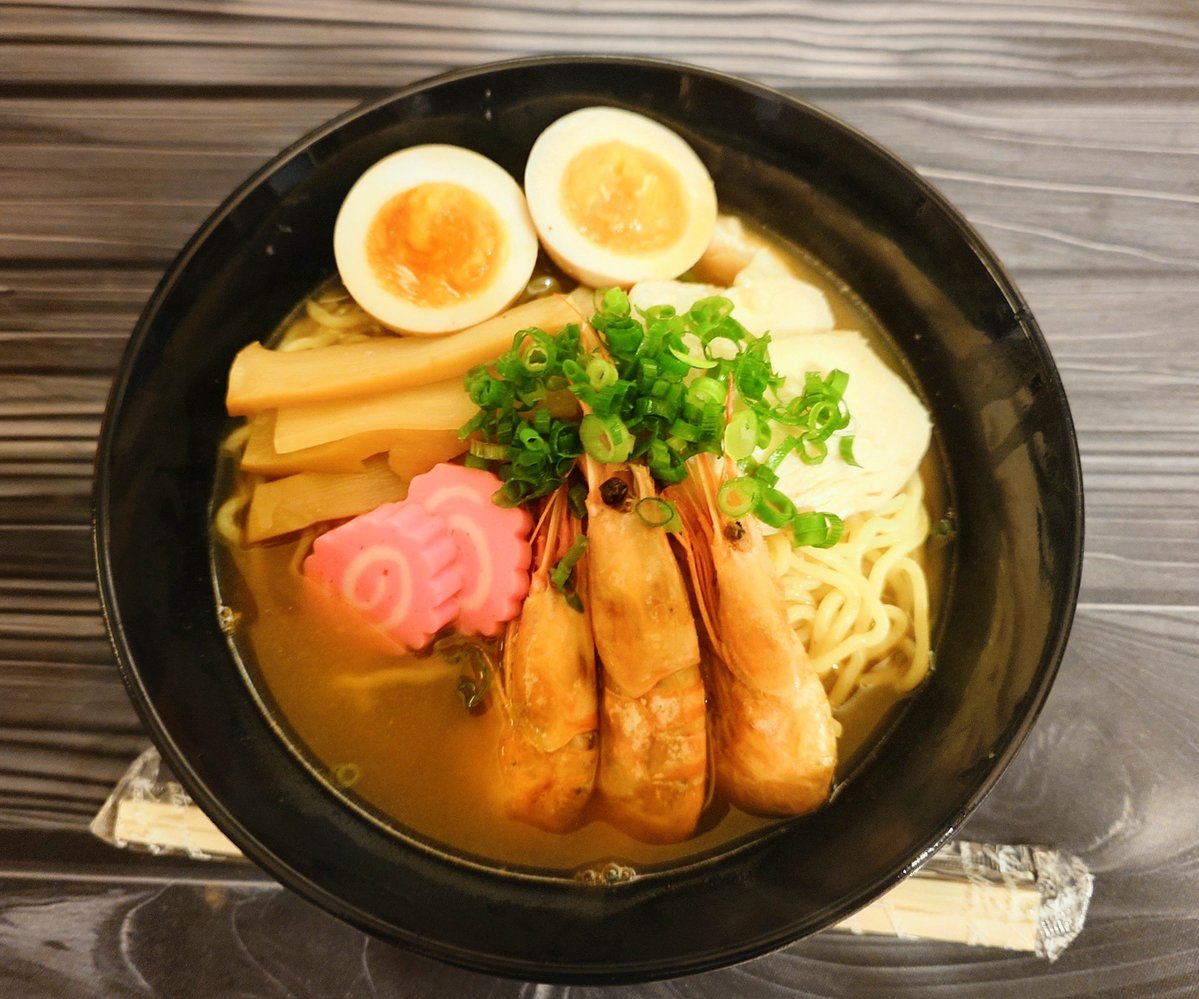 Elu_105's tweet photo. へいっ！お待ち‼️
える特製 海老味噌ラーメンですっ🍜🍥
海老の濃厚スープ🦐と麺が絡んで最高っすよ👍❤
久しぶりにラーメン作った〜 https://t.co/hpo8TLmv9T