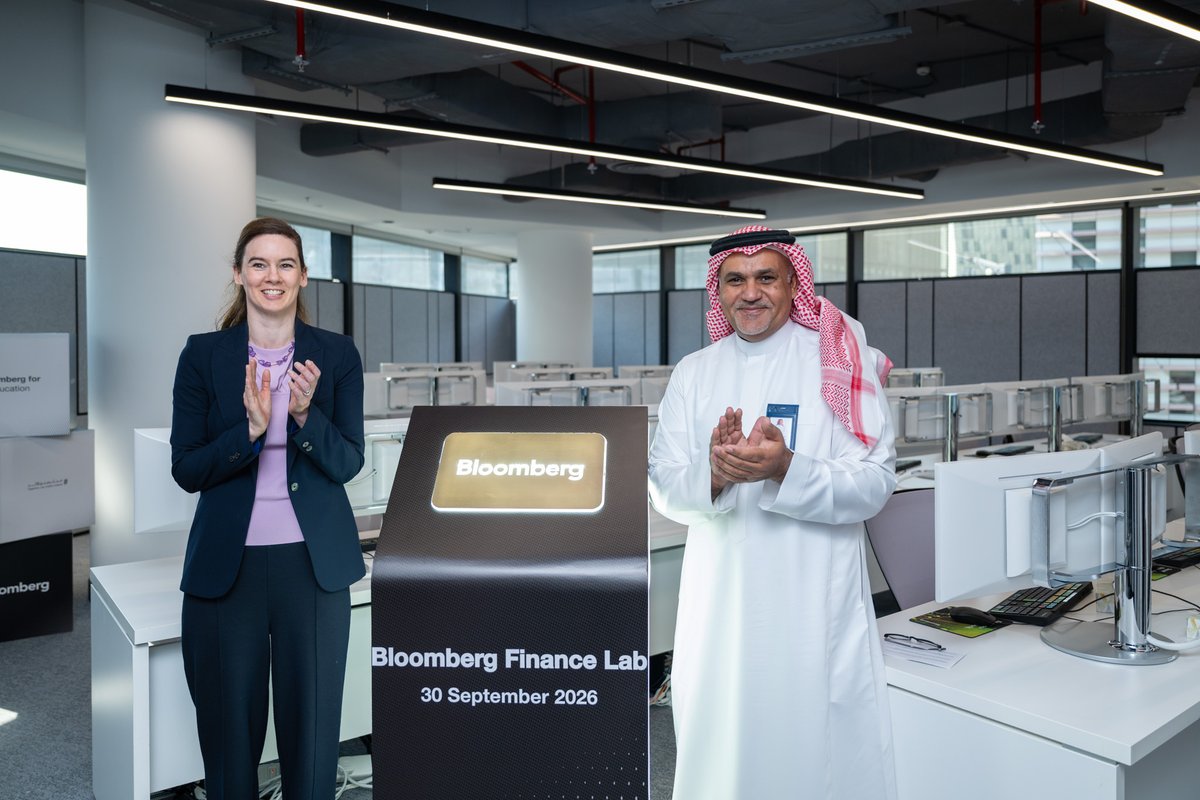 Eyaaaad's tweet photo. من قلب المملكة… تجربة تحاكي الأسواق المالية العالمية 🇸🇦📈

الأكاديمية المالية [@thefaksa] تطلق معمل بلومبرغ، لتمنح المختصين والباحثين تجربة عملية مع Bloomberg Terminals وأدوات التحليل والبيانات العالمية.

والأهم؟ إطلاق Bloomberg Financial Pathways لأول مرة في الشرق الأوسط، لتطوير الجيل القادم من الكفاءات المالية.