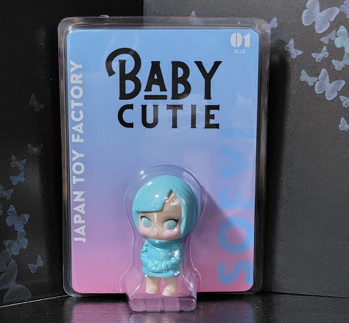urokosuki794's tweet photo. 日本玩具製作所さん(@japantoyfactory )より【BABY CUTIE】ちゃんが届く。

単に小さくなっただけじゃない。表情が良いです。ほっぺのプニプニ感がマシマシ。チーク入りで、めちゃカワ。
ブリスターパックもオシャレ。
よく見ると、通常サイズと同じで少しメタルが入ったスカイブルー。こだわりが… https://t.co/eKO0lTbpgs