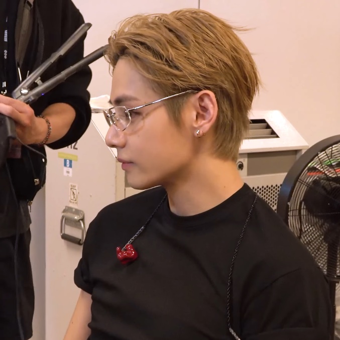 euphorikth's tweet photo. just a pretty boy getting dolled up https://t.co/oR1R84Dqld