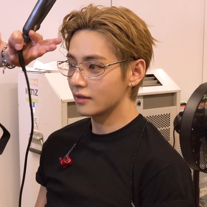 euphorikth's tweet photo. just a pretty boy getting dolled up https://t.co/oR1R84Dqld