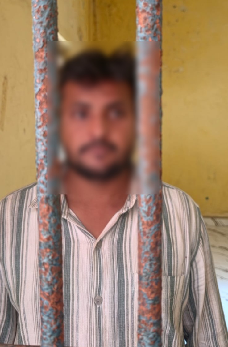 gorakhpurpolice's tweet photo. #gorakhpurpolice
#PoliceAction
➡️नौकरी दिलाने के नाम पर धोखाधडी कर पैसा का गबन करने का आरोपी 10,000 रुपये का इनामिया वांछित अभियुक्त सुरेश को #PsShahpur पुलिस द्वारा गिरफ्तार किया गया ।
#UPPolice
@dgpup @AdgGkr @adgzonegkr @diggorakhpur @AdlSPDKPuri https://t.co/zePiywClZf