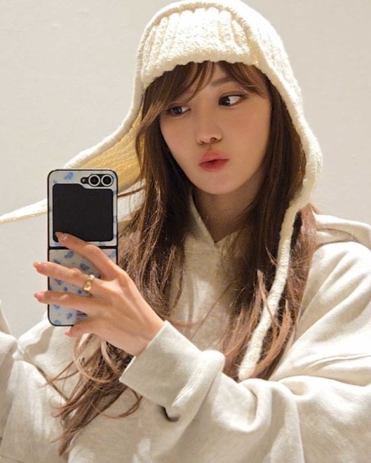 lpopchartmaster's tweet photo. #SAKURA from LE SSERAFIM to guest on Kim Daeri’s YouTube content "Needle Story" chatting about crocheting 🧶

— The episode will air on October 2nd (FRI) 4PM KST. https://t.co/lQwJZHz1uD